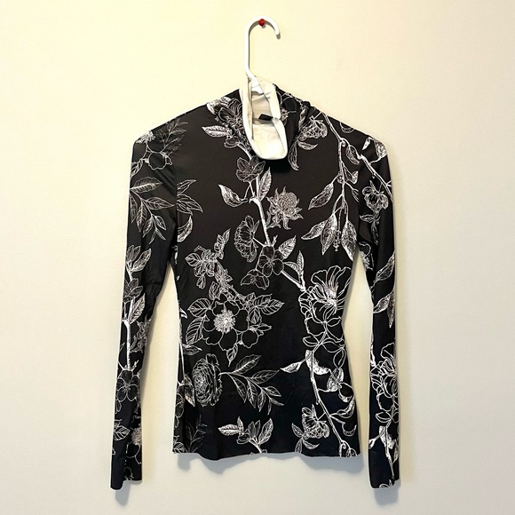 🍭 3/$15 DAZY black & white floral mock turtleneck - Picture 4 of 12